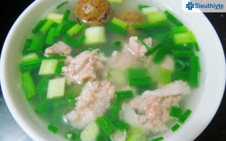 Tô canh chua sấu thịt băm nóng hổi, thanh mát, là món ăn giải nhiệt tuyệt vời cho gia đình.