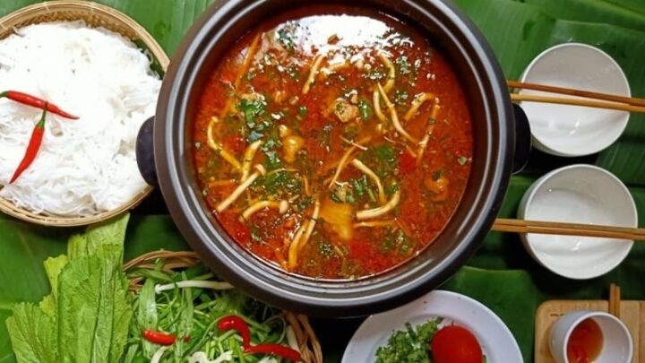 Cách nấu lẩu gà thái chua cay chuẩn vị với nguyên liệu tươi ngon