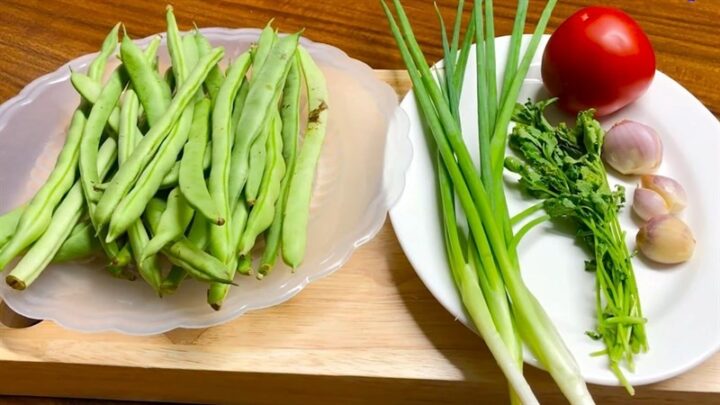 Nguyên liệu tươi sống chuẩn bị cho món canh đậu que tại nhà