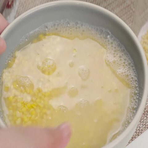 Chuẩn bị nguyên liệu chính cho chè hạt sen đậu xanh táo đỏ