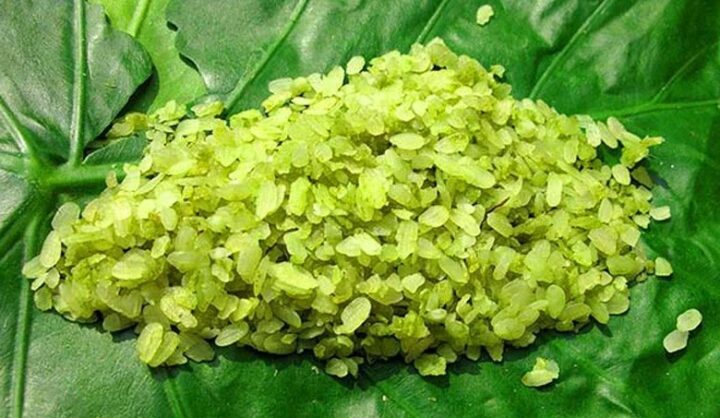 Nguyên liệu tươi ngon để chuẩn bị cách nấu chè cốm dẻo lá dứa, bao gồm cốm xanh, lá dứa và đường.