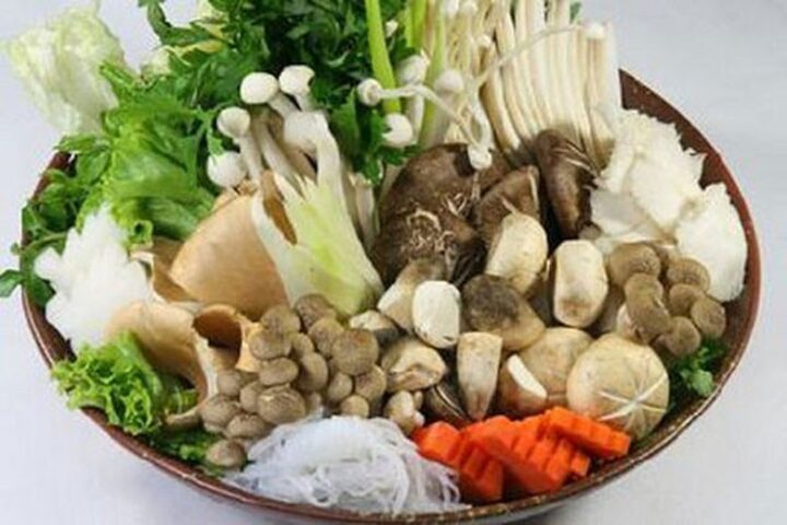 Nguyên liệu chuẩn bị cho cách nấu lẩu mắm chay ngon với các loại nấm tươi, đậu hũ và rau xanh