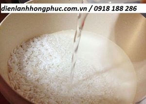 Đong lượng nước chính xác khi sử dụng nồi cơm điện Tiger
