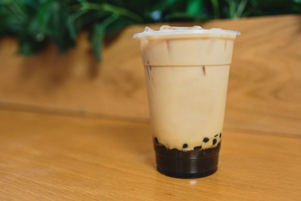 Một ly trà sữa trân châu đường đen thơm ngon, đầy đặn, sẵn sàng để bán