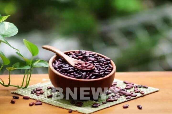 Đậu đỏ ngâm nước chuẩn bị nấu chè đậu đỏ ngày Thất Tịch