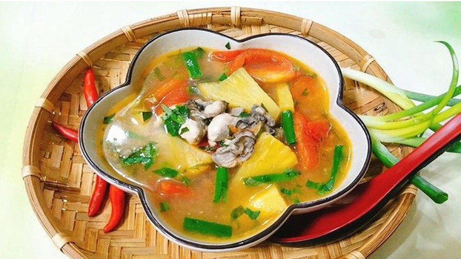 Canh hà nấu chua nóng hổi, tô điểm bởi màu đỏ cà chua và xanh của hành lá, sẵn sàng thưởng thức, thể hiện cách nấu canh hà ngon chuẩn vị.