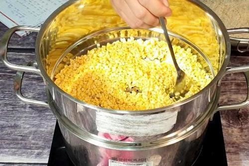 Đồ đậu xanh cà vỏ, bước quan trọng trong cách nấu chè đậu xanh cúng thôi nôi