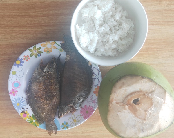 doc dao com nguoi voi kho ca sac chan nuoc dua