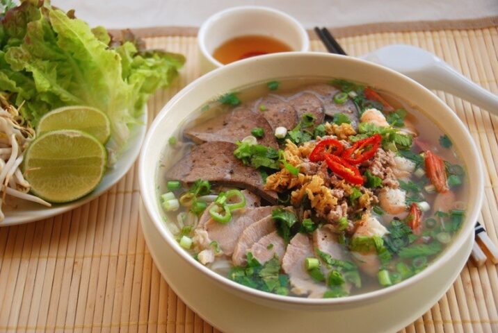 Tô hủ tiếu miền Nam với thịt, tôm, gan và rau thơm