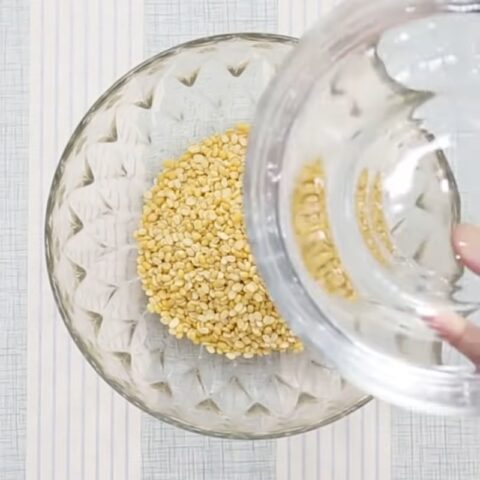 Sơ chế đậu xanh để nấu chè bưởi đơn giản