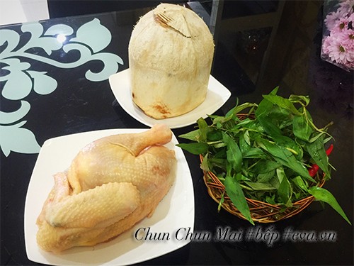 Chuẩn bị nguyên liệu làm món gà kho rau răm