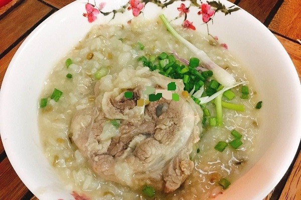 Tô cháo móng giò đậu xanh nóng hổi, thơm ngon bồi bổ cho bà đẻ