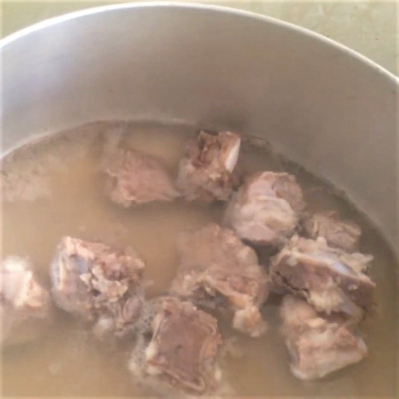 Sườn non đã chặt miếng vừa ăn, sẵn sàng cho món canh sườn khoai sọ