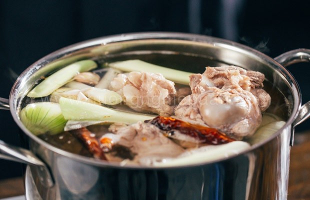 Hầm nước dùng mì ramen từ xương ống và rau củ