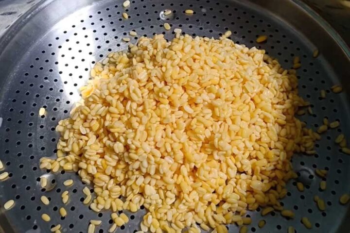Hấp đậu xanh bằng phương pháp cách thủy để giữ nguyên hương vị và độ mềm.