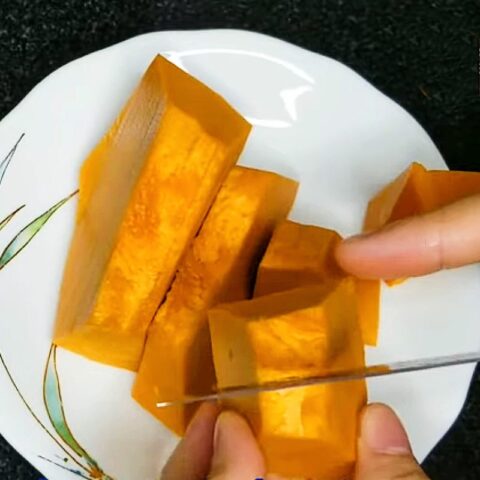 Bí đỏ tươi đã gọt vỏ và cắt khúc sẵn sàng để hấp