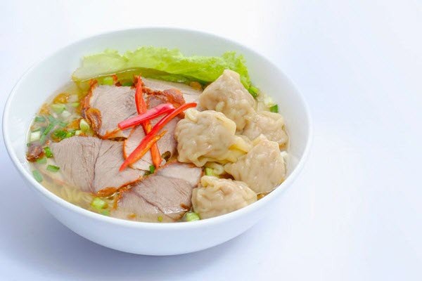 Tô mì hoành thánh xá xíu nóng hổi chuẩn vị người Hoa với nước dùng trong veo