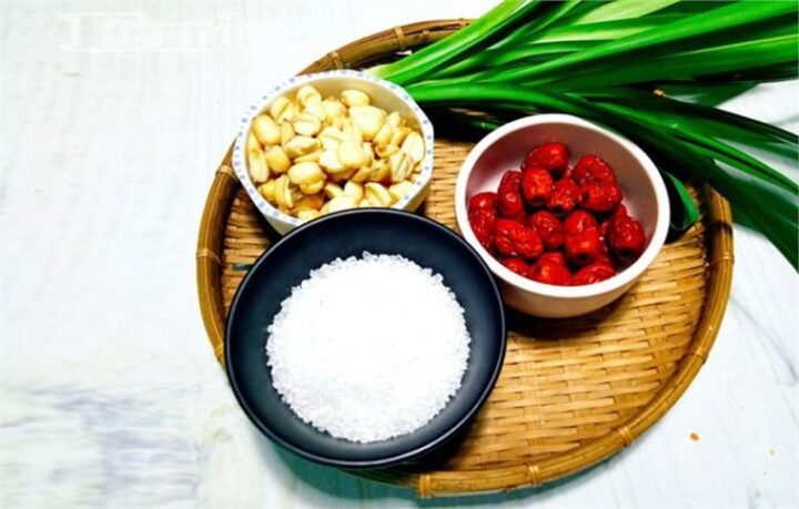 Chén chè hạt sen táo đỏ nóng hổi