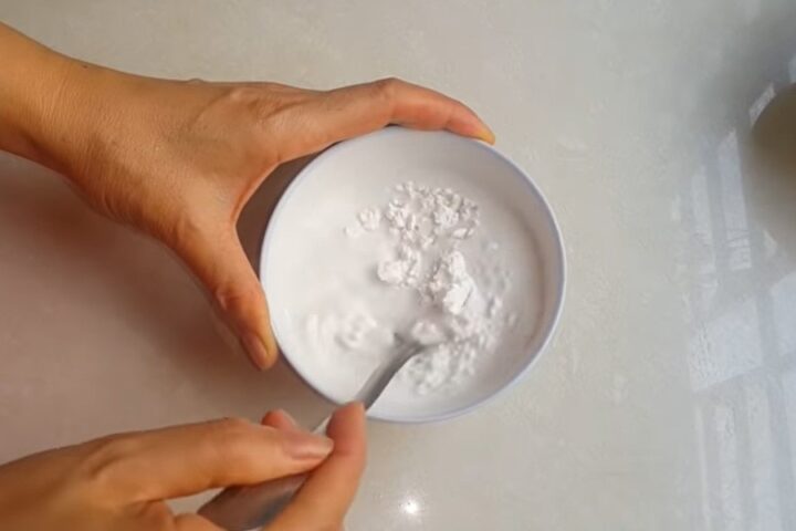 Hòa tan bột năng để nấu chè đơn giản tại nhà
