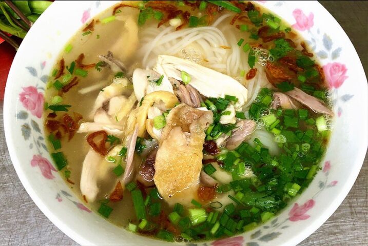Hủ tiếu gà nước thơm ngon với thịt gà xé và rau sống