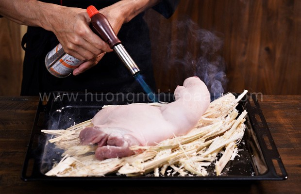 Chân giò hun khói trên bã mía để tạo hương vị giả cầy đặc trưng