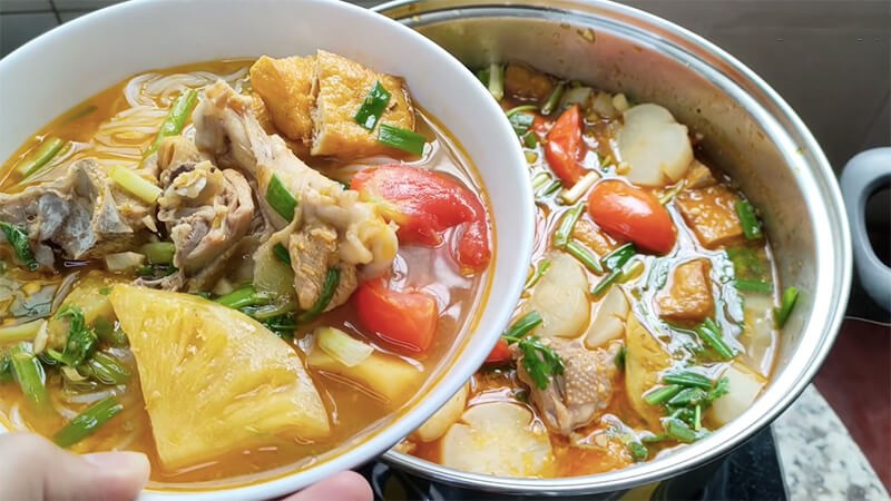 Bát bún gà cà chua thơm ngon chuẩn vị truyền thống, hấp dẫn mọi thực khách