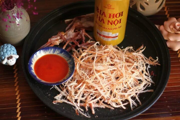 Món ăn ngon dễ chế biến từ mực khô, trình bày hấp dẫn trên bàn ăn.