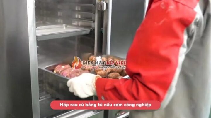 Người đầu bếp chuẩn bị cách nấu cơm hấp rau củ bằng tủ hấp công nghiệp