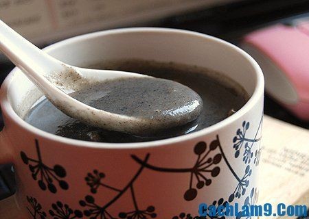 Nguyên liệu chuẩn bị nấu cháo mè đen cho bé gồm mè đen, gạo và nước
