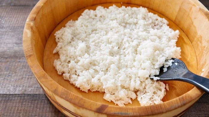 Chuẩn bị nguyên liệu làm mồi cơm dừa câu cá tra