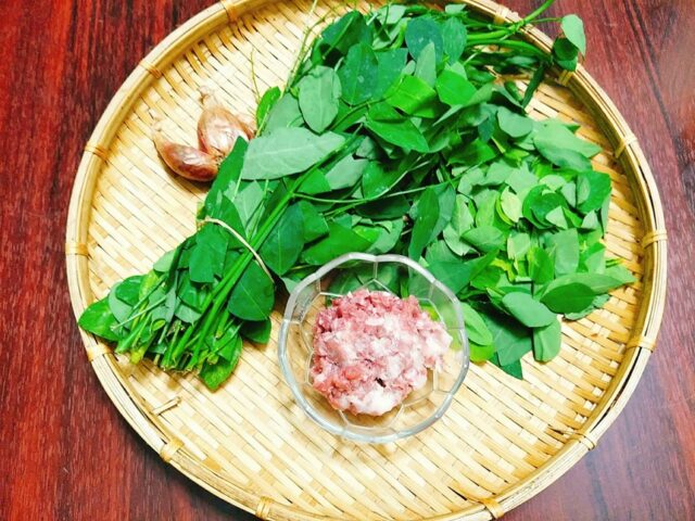 Rau ngót tươi xanh, nguyên liệu chính trong cách nấu cháo rau ngót cho bé