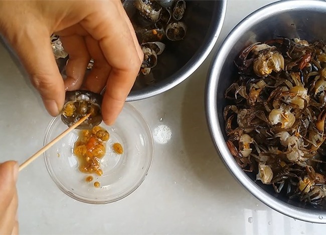 Cua đồng đã sơ chế sẵn sàng cho món canh rau đay không bị nhớt