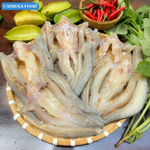 Món khô cá lóc được phơi khô tự nhiên để chuẩn bị cho cách nấu khô cá lóc kho thơm