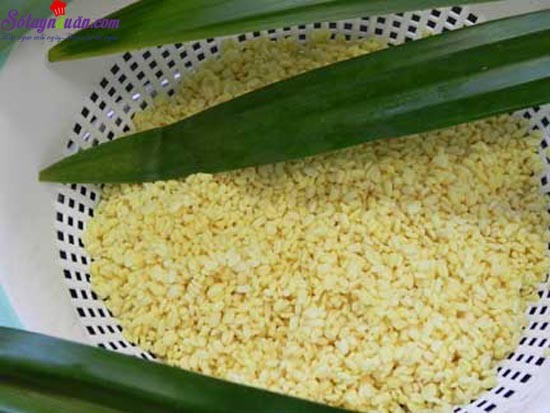 Đậu xanh đã ngâm và lá dứa bó tròn chuẩn bị cho cách nấu sữa đậu xanh nước cốt dừa