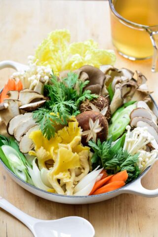 Một nồi lẩu nấm Hàn Quốc với các nguyên liệu tươi ngon được sắp xếp đẹp mắt