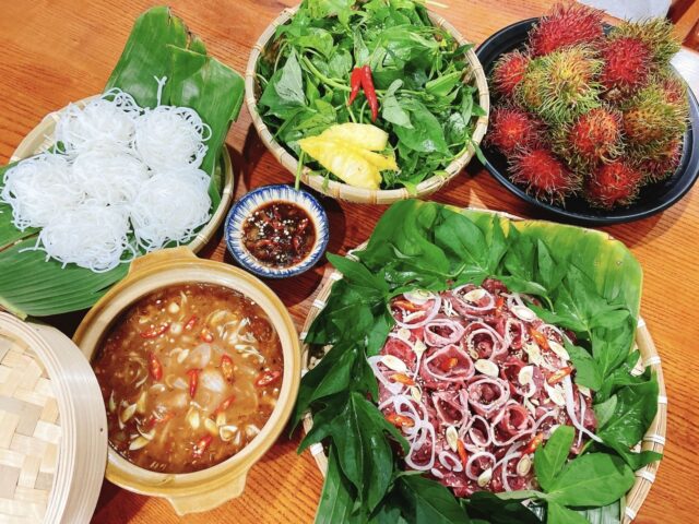 Lẩu bò nhúng mắm ruốc với nhiều nguyên liệu tươi ngon