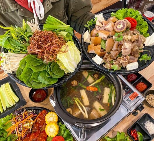 Nồi lẩu đuôi bò thơm ngon, nóng hổi, nghi ngút khói hấp dẫn cho bữa ăn gia đình