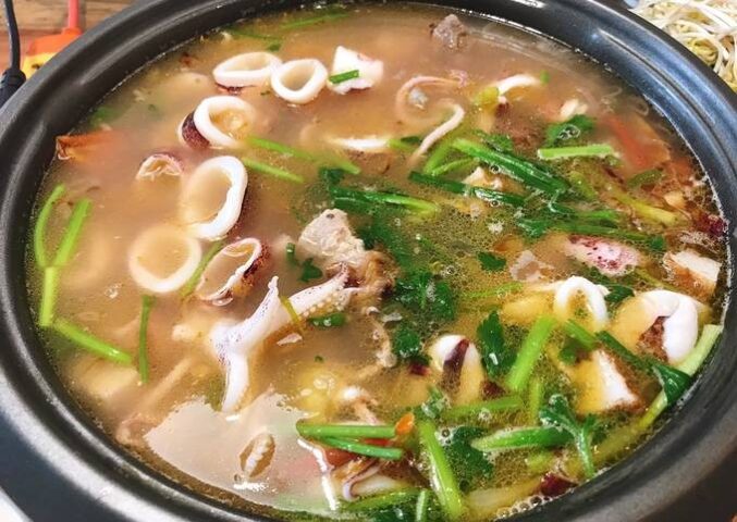 Món lẩu mực tươi ngon nhất với đa dạng nguyên liệu