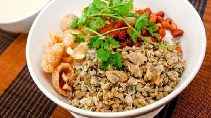 Cơm hến thơm ngon chuẩn vị Huế, một trong những cách nấu các món ăn ngon từ hến đặc trưng.