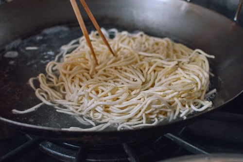 Luộc mì đúng cách để có món mì xào chay dai ngon, không nát