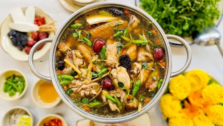 Lẩu gà ớt hiểm chua cay nghi ngút khói thơm ngon