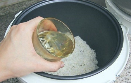 Nấu cháo nhanh cho bé bằng nồi cơm điện tiện lợi