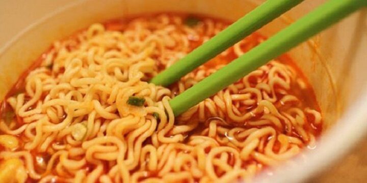 Hình ảnh minh họa cách nấu mì đúng cách giúp loại bỏ chất sáp