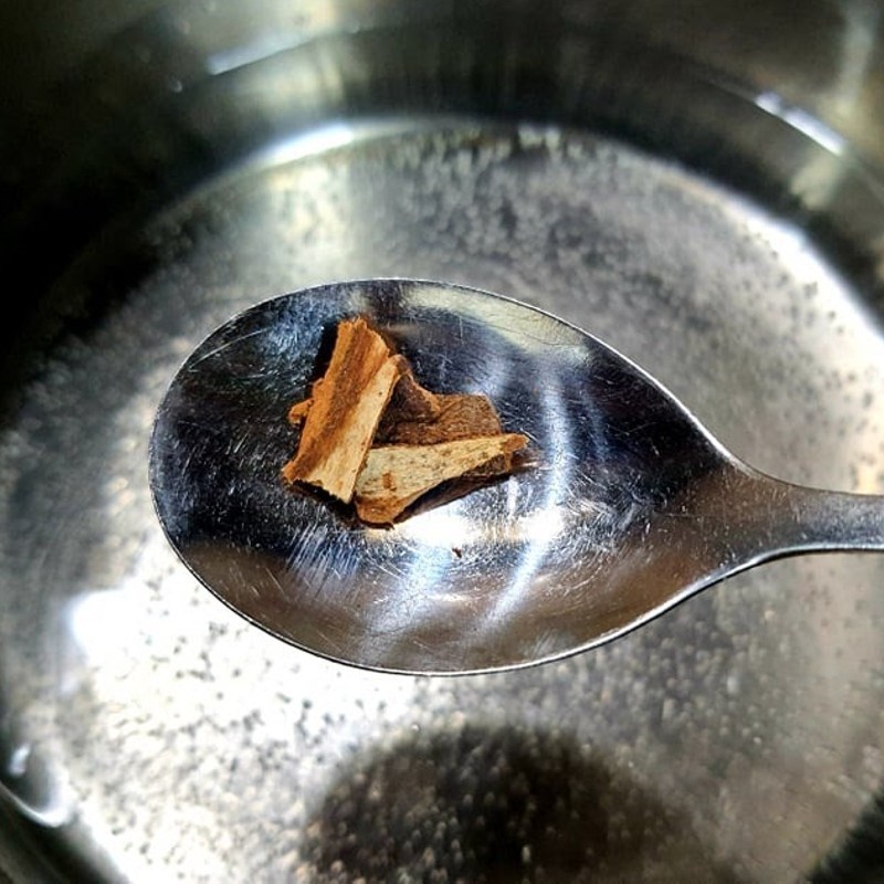 Nồi nước đường phèn đang sôi để nấu chè khúc bạch