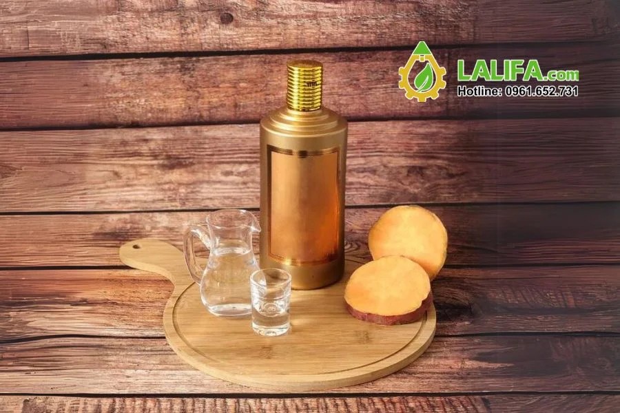 Rượu khoai lang truyền thống chưng cất thành phẩm có màu trong suốt, hương vị êm dịu đặc trưng
