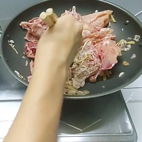 Chế biến súp hải sản rong biển: Phi thơm hành gừng và xào thịt gà để có nước dùng đậm đà
