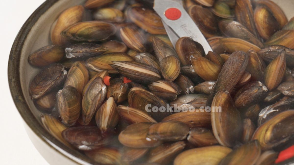 Trùng trục đang được ngâm trong thau nước để nhả bùn đất, chuẩn bị cho món canh trùng trục