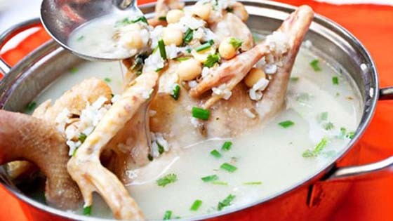 Gà nguyên con luộc chín vàng ươm chuẩn bị nấu cháo gà đơn giản nhất