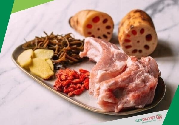 Các nguyên liệu tươi ngon chuẩn bị cho cách nấu canh củ sen với sườn non