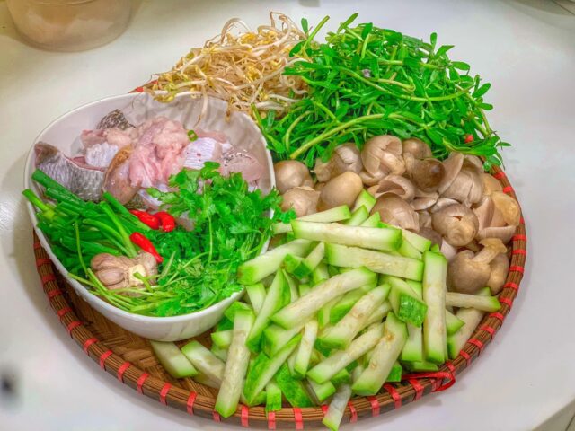 Tổng hợp các nguyên liệu tươi ngon chuẩn bị cho cách làm cá lóc nấu bầu
